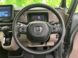 握りやすい形状で、運転時の操作性を高めています。ステッチが施されたデザインは、上質な印象を与え、心地よいドライビング体験をもたらします。
