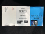 スマートキーは鍵をバッグに入れたままでもドアロックの開閉やエンジンのON・OFFができます。夜間や雨の日も鍵を探さなくて良いので便利です。