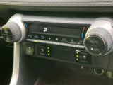 握りやすいステアリングは、長時間の運転でも疲れにくい設計。オーディオやハンズフリー通話など、便利な機能も操作できます。快適な運転体験を。