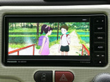 停車中にTVや映像コンテンツを楽しむことができます。待ち時間も快適に過ごせる便利な機能です。
