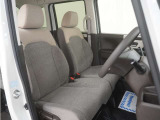 運転席のスペースはゆったりしていて、視界も広く確保されているので普段の運転からロングドライブまで快適です。