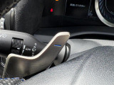 【パドルシフト(AT車)】MT車と同じように好きなギアで走ることができます!ステアリングから手を離さずに指先だけでシフト操作ができ、よりスポーティな走りをお楽しみいただけます。
