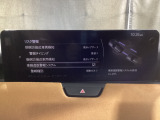車線逸脱警報システムは、走行中にカメラで車線を検知して、自車が車線から逸脱する可能性があると判断した場合に、警報によりドライバーに通知します。