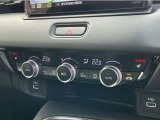 オートエアコンは左右席で独立温度コントロールが可能です。シートヒーター付きで、冷えた車内でもスイッチを押せば数秒で座面と背もたれがあたたかくなります。