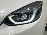 【LEDヘッドライト】悪天候や夜間走行時も良好な視界を確保し安心して運転できる高輝度LEDヘッドライトを装備!点灯速度が早く、消費電力も抑えられています。