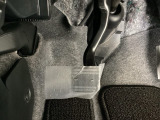 パーキングブレーキはフット式なので運転席と助手席の間はすっきり、移動も楽々です。さっと手が届く位置にATセレクトレバーやエアコンスイッチなどがあり操作性に優れています