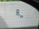 【ブラインドスポットインフォメーション】走行中、ドアミラーの死角になりやすい箇所に後続車が接近するとサイドミラー付近に警告を表示、ドライバーに注意喚起をしてくれます。