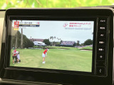 停車中に楽しめるTV機能。ニュースや番組をチェックして、待ち時間を有効活用できます。快適な車内空間を演出する、便利な機能です。