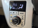 【オートエアコン】一度お好みの温度に設定すれば、車内の温度を検知し風量や温度を自動で調整。暑い&hellip;寒い&hellip;と何度もスイッチ操作をする必要はありません。快適な車内空間には必須の機能ですね♪
