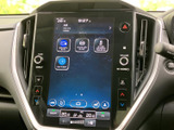 様々な情報を一元表示するモニターは、運転をサポートする頼もしい相棒です。車両情報や設定変更も簡単に行えます。視認性の高い画面です。
