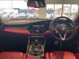 アルファセンスともいえるカラーリングの妙です。運転するのがわくわくします。