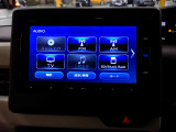 フルセグTVを搭載。CD/DVD再生、Bluetoothオーディオに対応しています。