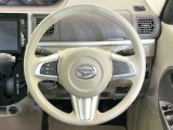 インテリアに合わせたデザインのステアリングは、運転される方のことも考え、運転しやすい形状、大きさです。是非一度、実際に触ってお確かめください。