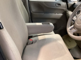 アームレストは、運転中の腕をしっかりと支えることで、疲労を大きく軽減してくれます。