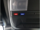 専用ボタンでコールセンターへ接続。状況に応じて緊急車両の要請やロードサービスの取次ぎを行います。重大事故の際は自動的にコールセンターにつながり、緊急車両やドクターヘリを要請します。(要申込)