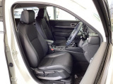 フロント広々、セパレートシートの運転席は、ハイトアジャスターが付いているので、快適にドライブができます。ハンドルはテレスコピック機能で、ハンドル位置を上・下・手前・奥に調節できます。