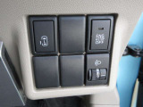 助手席側電動スライドドアのスイッチがあります。運転席に座ったままスライドドアの操作ができます。