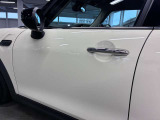 MINIのドアノブは、クラシカルな雰囲気を醸し出す上品なクロームメッキ仕上げと、しっかりと握れる伝統的なグリップ型が特徴です。レトロさと高い質感を両立し、触れるたびに愛着が湧くデザインです。