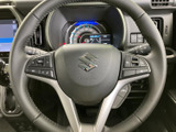 握りやすいステアリングは、運転操作をスムーズにします。オーディオやハンズフリー通話の操作も可能です。