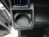 カップホルダーは運転席や助手席からちょうど手の届く位置です!!
