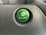 ECONスイッチ操作でエンジンやミッション、エアコンなどを総合的に制御、燃費をよくするようクルマが頑張ります。