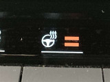 ステアリングヒーター付き。寒い日のドライブも、手のひらから温めてくれます。