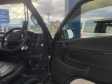 運転席ドア開放時のフロント車内全景写真です。運転席シート表皮やステアリング、インパネ周りのコンディションについて画像にてご確認ください。