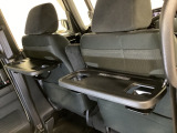 運転席・助手席の背もたれには、2列目シート用にカップホルダー付きの「格納式のシートバックテーブル」を装備しています。休憩時のちょっとした時間などカップを置いたり、小物置きに使えて便利です。