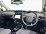運転席まわりです。 各操作スイッチは使いやすい位置に配置されてます。