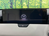 【12.3インチマツダコネクト】車内の雰囲気にマッチした大型ディスプレイ。スマホ接続でのナビ使用やBluetooth再生等、様々な機能が楽しめます。直感的なダイヤル操作が可能で、使い勝手も良好です。