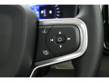 右側のステアリングスイッチは、オーディオコントロール、音声入力時のスイッチが備わります。