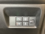 ハンドルの右側にはヘットライトリベライザーとHondaセンシング用のメインスイッチがついています。ヘッドライトリベライザーは道路状況や積荷の加重に応じてライトの高さを調節できます。