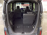 後席は分割可倒式で、用途に合わせてアレンジ可能。荷物の量や乗車人数に応じて柔軟に使える便利なシートです。