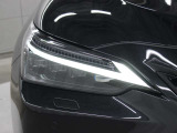 LEDヘッドランプにはアダプティブハイビームシステム「AHS」を採用。光検出カメラで車両検出をし、先行車や対向車に直接ハイビームを当てないように部分遮光します。
