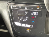 【オートエアコン】一度お好みの温度に設定すれば、車内の温度を検知し風量や温度を自動で調整。暑い&hellip;寒い&hellip;と何度もスイッチ操作をする必要はありません。快適な車内空間には必須の機能ですね♪