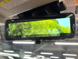 【スマートリヤビューミラー】後席の大きな荷物や同乗者で後方が確認しづらい時でも安心!カメラが撮影した車両後方の映像をルームミラー内に表示。クリアな視界で状況の確認が可能です!