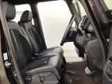 女性でも運転がしやすいように、シートの高さ調整機能(シートリフター)がついています。運転席と助手席の間が空いている為、助手席側への移動がスムーズです。交通量の多い道でも助手席側から乗り降りができます。