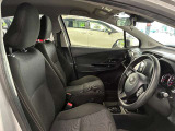 運転席の画像です。足元やシートまわりに余裕があり、リラックスした姿勢で運転が可能です。視界も良好で操作系へのアクセスもしやすく、快適で安心感のあるドライブをサポートします。