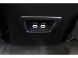 後部席へ乗車して携帯電話などを充電する時に前から配線を伸ばすとごちゃごちゃして邪魔になりがちですよね。そんな煩わしさを解消する後席側USBポート☆