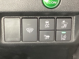 Hondaセンシング用の、VSA(ABS+TCS+横滑り抑制)解除と路外逸脱抑制機能のオンオフスイッチなどはハンドルの右側に装備しています。
