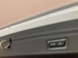 ボタン1つでリアハッチの開閉が可能です。またコンフォートアクセスが付いていれば鍵をポケットに入れた状態でキックで開閉も可能です。