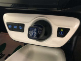 【EV/HVモード切替スイッチ】任意のタイミングでEVモードとHVモードの切り替えが可能です。長押しすれば、バッテリーチャージモードへの切り替えも可能です。