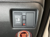左側電動スライドドアは運転席からでも操作ができるように、ハンドル付近に開閉の操作スイッチが付いています。