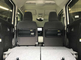 トランクルーム!リアシートは片方ずつ倒せます。乗車員数や積む荷物に応じてアレンジが可能ですので多彩に使えてとても便利です。