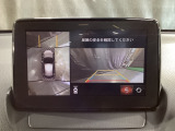360度モニターは、4つのカメラによる前後左右・俯瞰映像でドライバーからは見えない領域の危険認知をサポート!全周囲の死角を減らし、狭い駐車場や幅寄せ、T字路の進入などの運転の安心感を高めます!