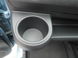 カップホルダーは運転席や助手席からちょうど手の届く位置です!!
