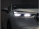 オートライト装備です。車外の明るさに応じて、自動的にライトの点灯・消灯をしてくれます。トンネルが続くような道でも、いちいちライトスイッチを操作する必要がありません。消し忘れの心配もありませんね♪
