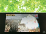 停車中には、テレビや映像コンテンツをお楽しみいただけます。長距離移動の休憩時などに、リラックスした時間を提供します。