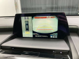 バックカメラの他に上から見下ろしたような画像が見れるアラウンド(全方位)モニター。前後左右を把握できる、すごい機能が装備されています!