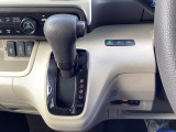 【eコンスイッチ】低燃費運転をサポートするECONモード。スイッチをONすると、エンジンやトランスミッション、A/Cなどを協調制御し、燃費の向上に貢献。エコドライブの効果を高めます。